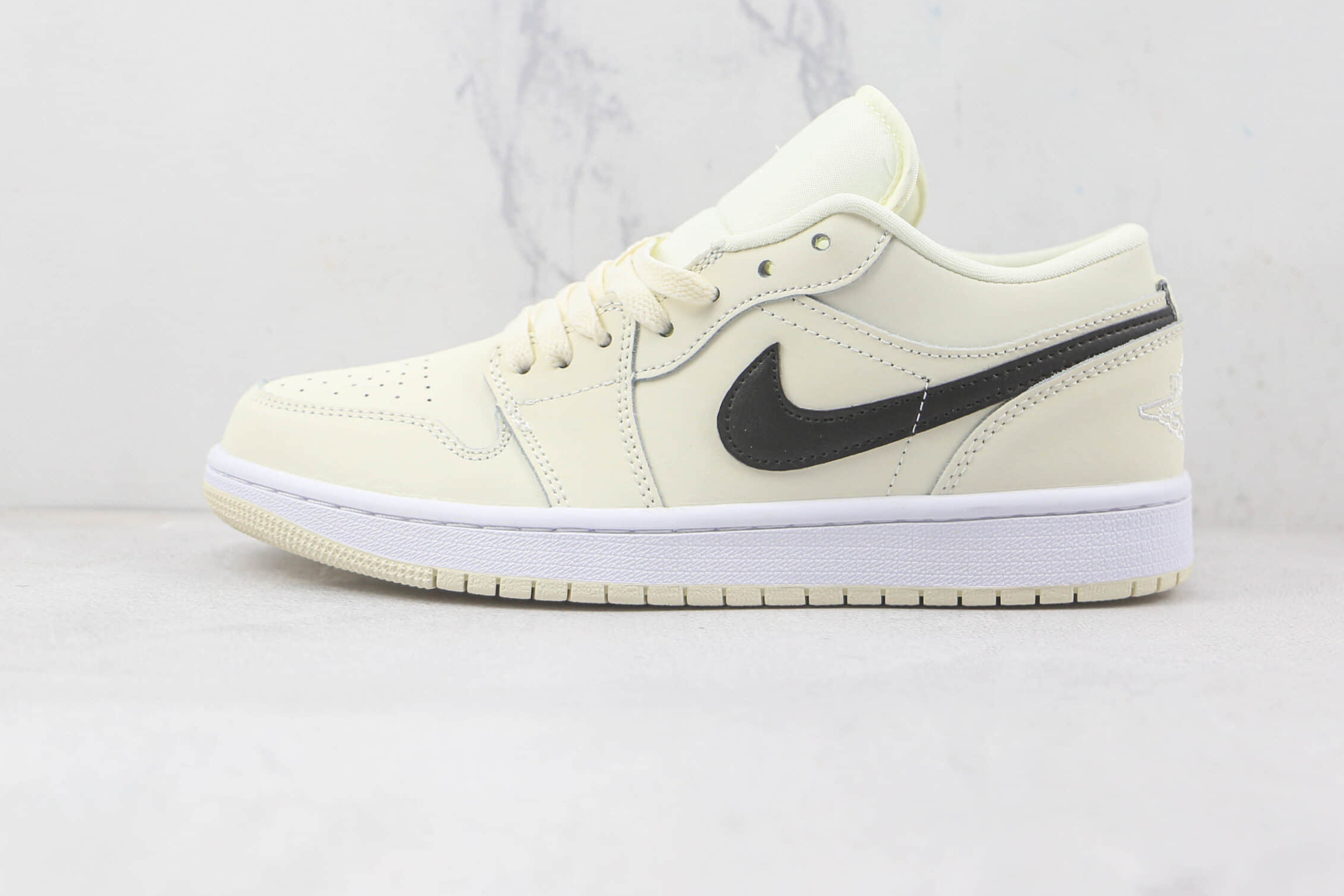 Air Jordan 1 Low Court Purple White 553558-500 - Stylish Sneakers for a Sporty Look
