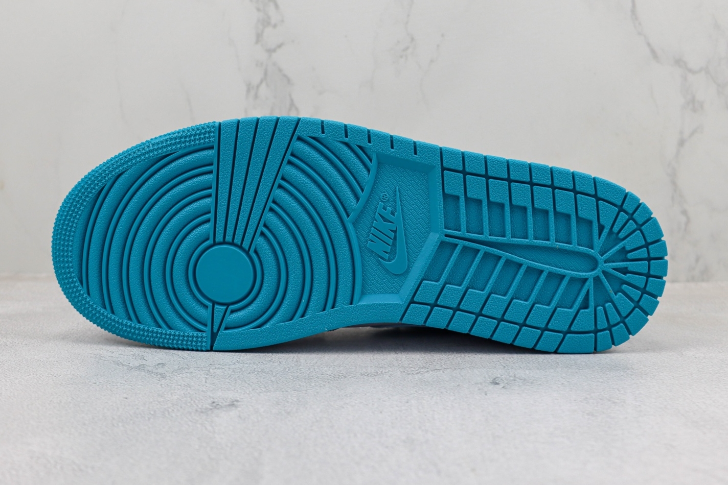 Air Jordan 1 Low 'Aquatone' Sneakers - Classic Style with Fresh Aquatic Vibes