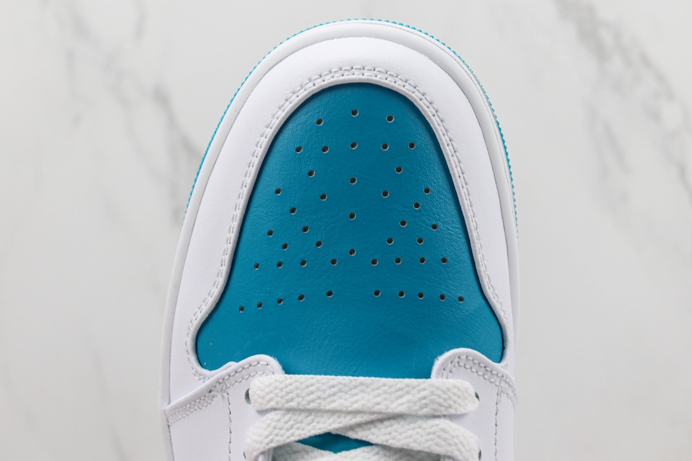 Air Jordan 1 Low 'Aquatone' Sneakers - Classic Style with Fresh Aquatic Vibes