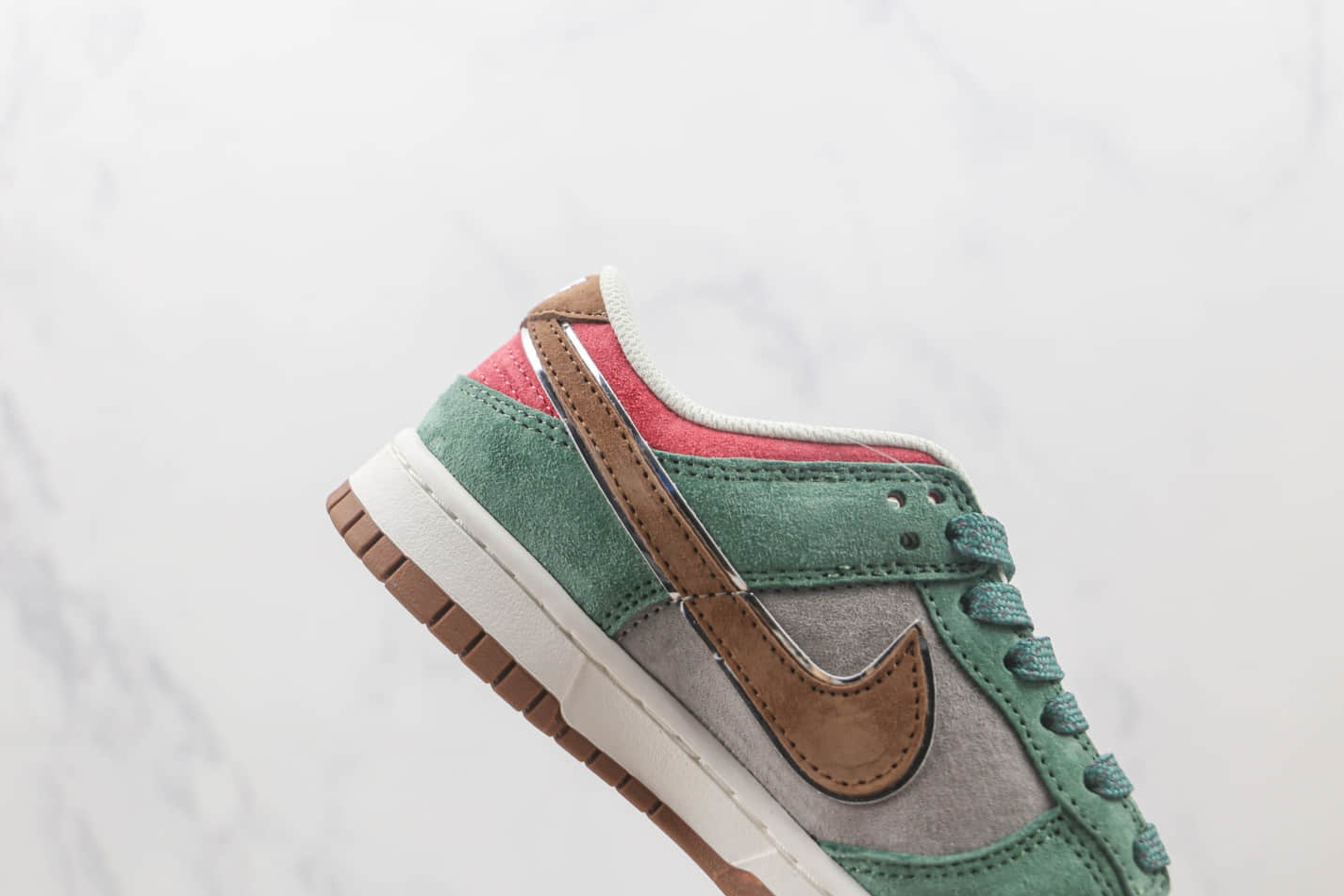 Otomo Katsuhiro x Nike SB Dunk Low Steamboy OST Green Red Brown ST1391-203: A Limited Edition Collaboration for Sneaker Enthusiasts